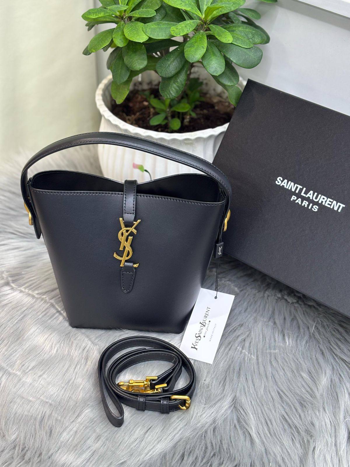 YSL  

SIZE……….19 high 16 width🌷

95 dhs🪙🌨️

With BOX✅
🎁🎁🎁

Zain244
♥️♥️♥️