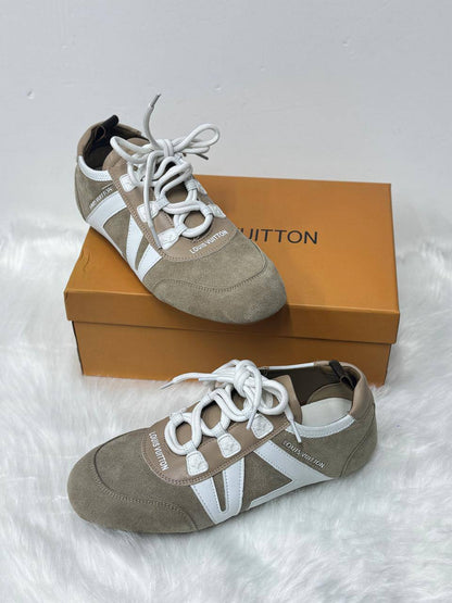 LV 
Size 36 to 41
140 dhs🪙💚

Zain21
♥️♥️♥️