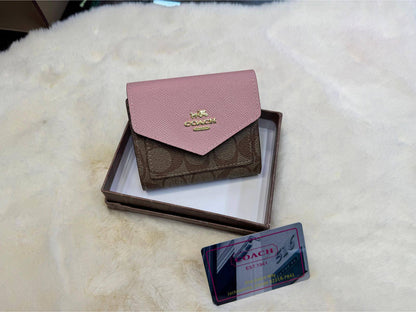 Coach wallet 

With box 
🎁🎁🎁

40 dhs❣️

Zain56
♥️♥️♥️