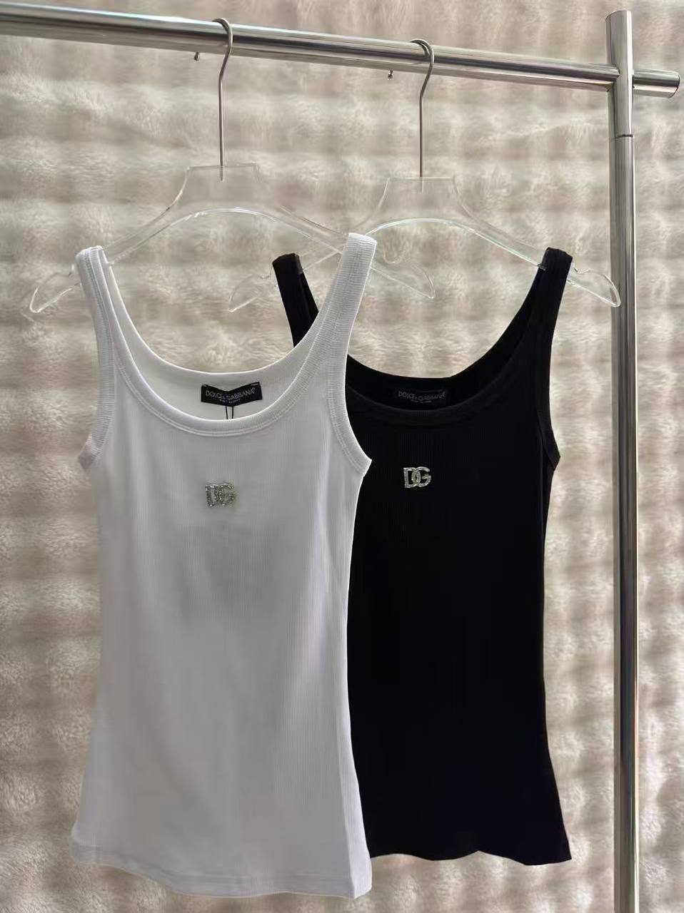 D&G
Women’s Top
Master Quality 
SML
190 dhs✅

Zain276
♥️♥️♥️