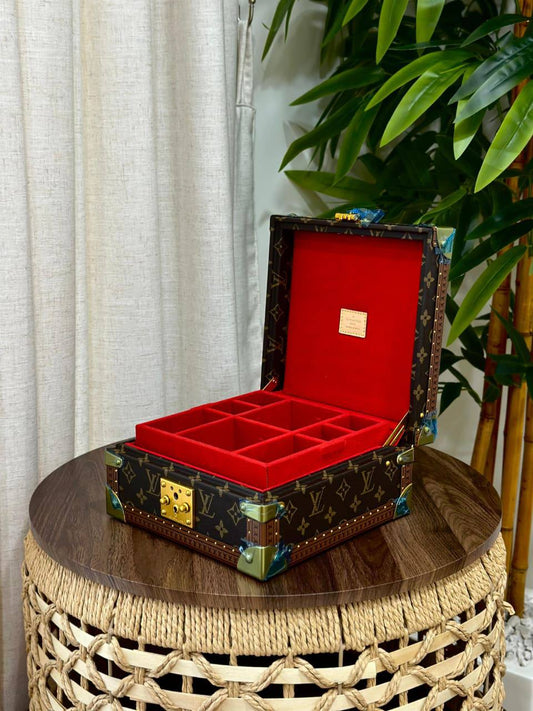 BRAND- LOUIS VUITTON 
*❗️JEWELLERY BOX❗*
*SUPER MASTER QUALITY ❗*
950 dhs✅
*WITH  PAPERBAG❗*

Zain267
♥️♥️♥️