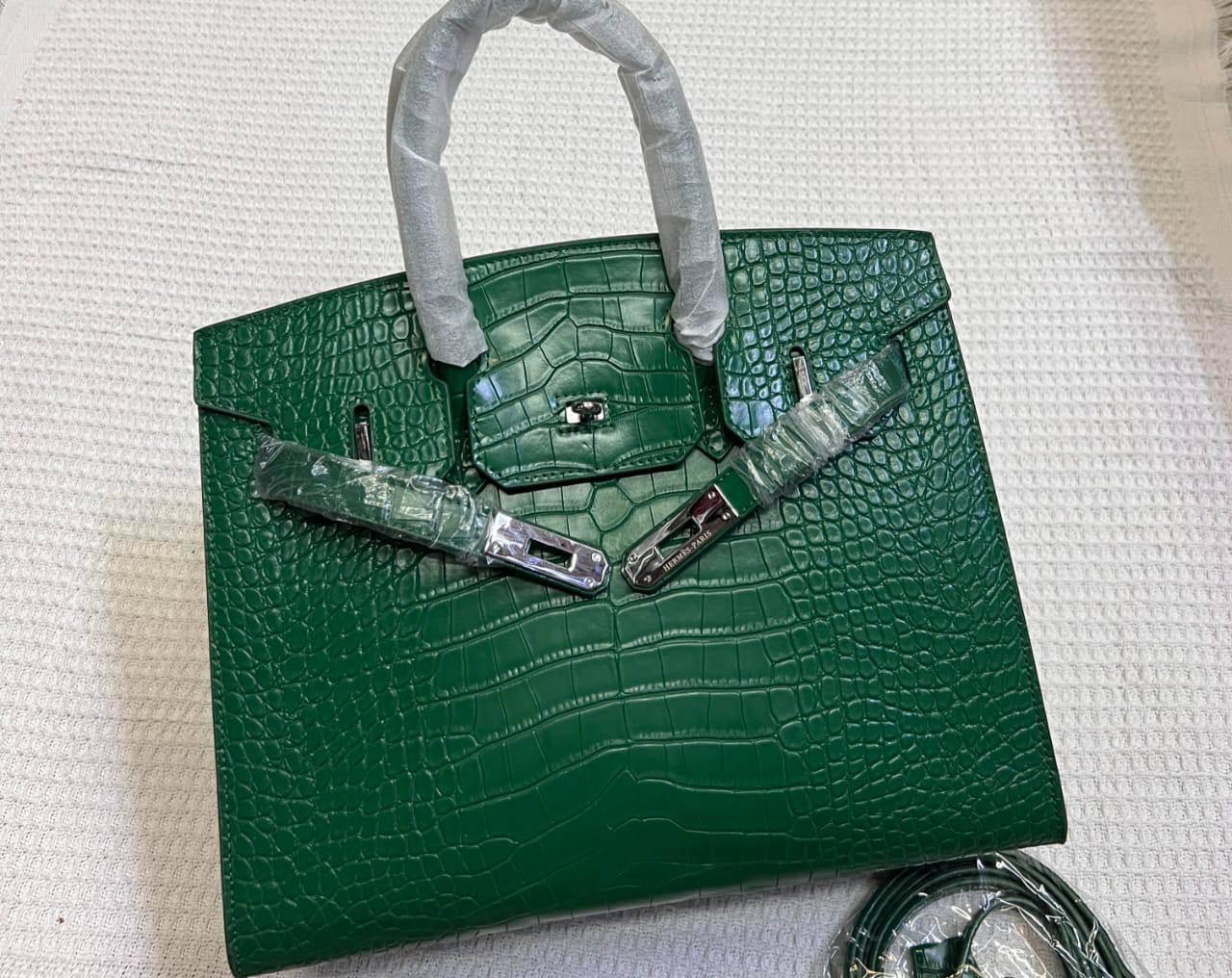 Hermes
105 dhs✅
size 30cm

Zain26
♥️♥️♥️