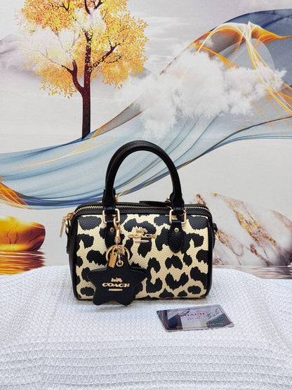 COACH
Best quality 

with box
🎁🎁🎁

110 dhs✅
size 18CM

Zain290
♥️♥️♥️