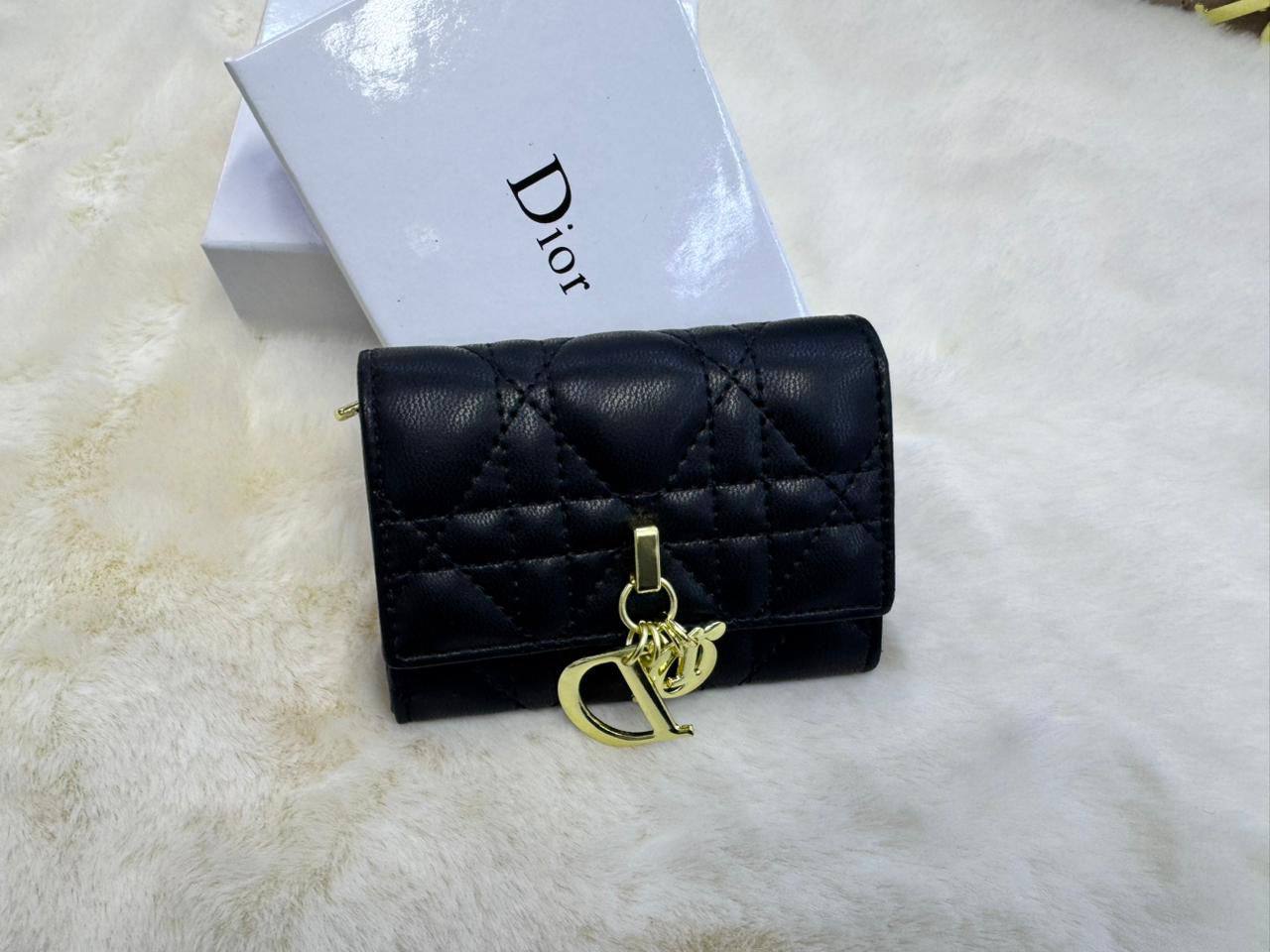 Dior wallet 

With box 
🎁🎁🎁

45 dhs❣️

Zain56
♥️♥️♥️