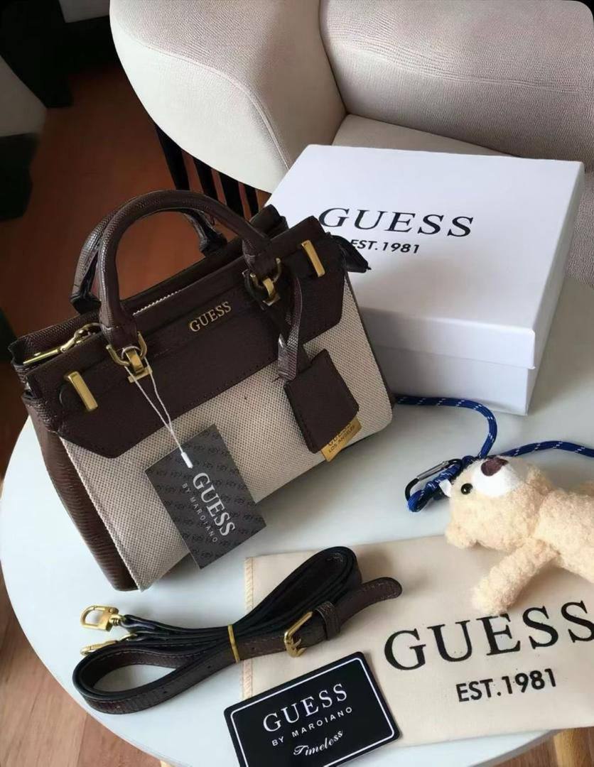 Guess
100 dhs✅
size：22cm
Good-quality 

with box
🎁🎁🎁

Zain35
♥️♥️♥️