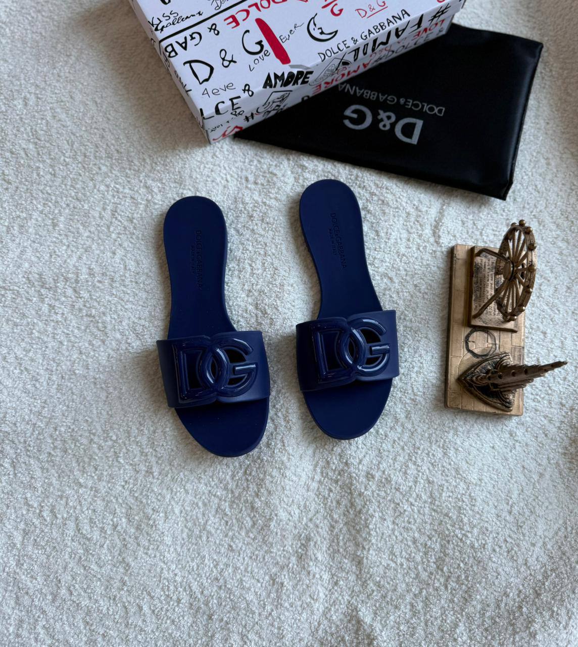 New. D&G slipper 

  Size  .  36.  to 41

75 dhs🇦🇪

Zain80

اطلبوه من الوتس المثبت في الأعلى👆🏻👆🏻

تواصلو معنا 👈🏻 Zain 
For order WhatsApp pinned 👆🏻

♥️♥️♥️
