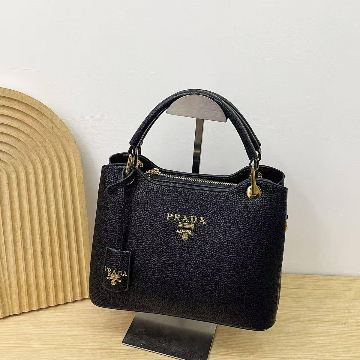 Prada

24*18*12 cm

70 dhs🇦🇪🇦🇪

Zain17
♥️♥️♥️