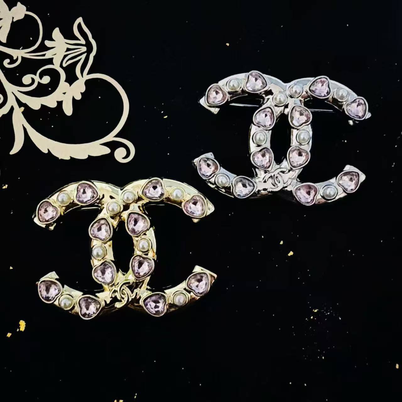 BROOCH🦋*
Good quality 🍁
With black boxes 📦 
20 dhs💓

With normal box 🗃️ 
And paper bag 🛍️
35 dhs💓

Zain216
♥️♥️♥️