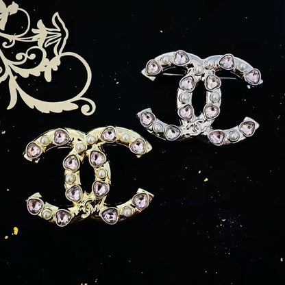 BROOCH🦋*
Good quality 🍁
With black boxes 📦 
20 dhs💓

With normal box 🗃️ 
And paper bag 🛍️
35 dhs💓

Zain216
♥️♥️♥️