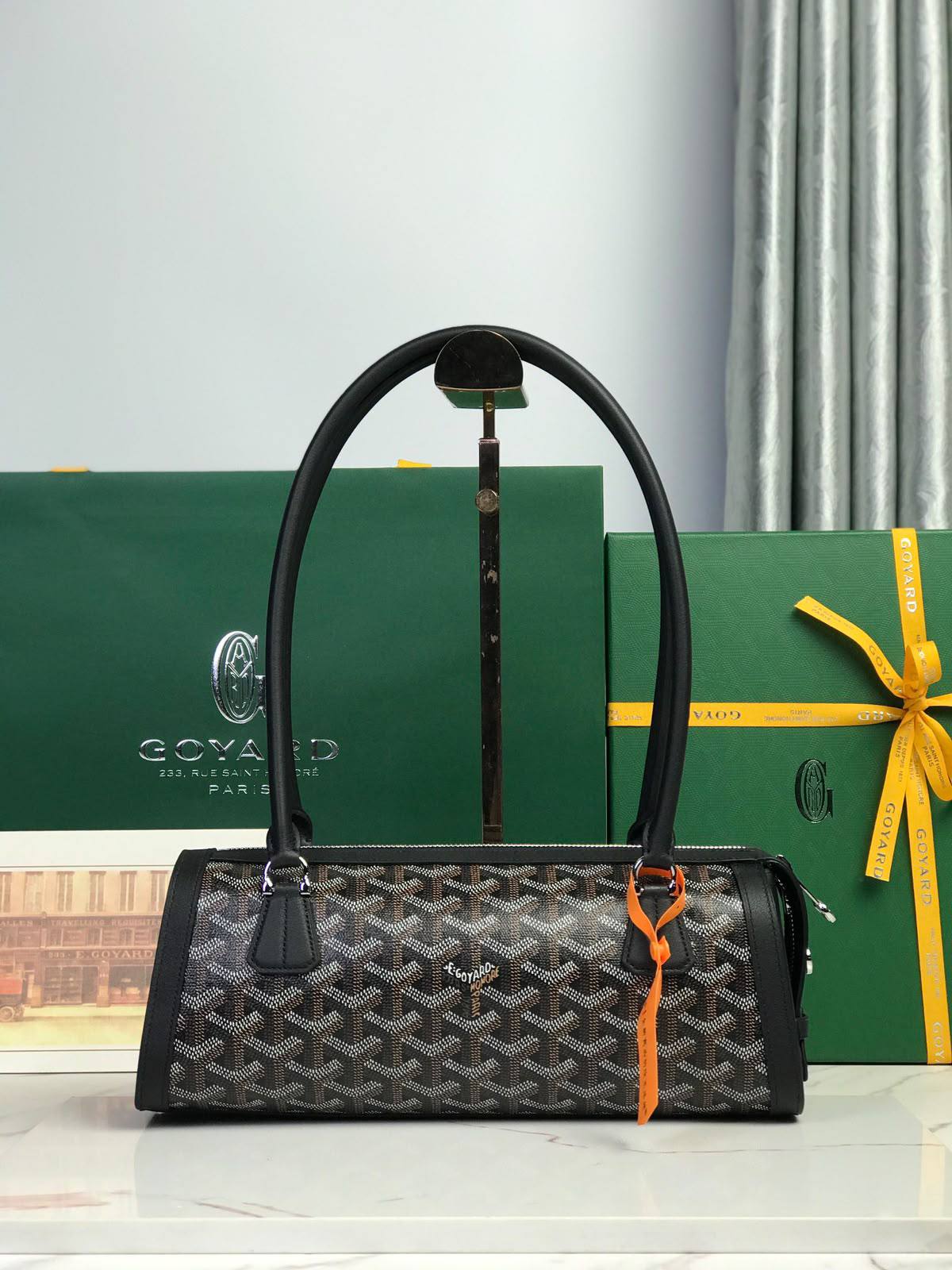 Goyard
model: Hardy PM

Color:Black & Tan

Material:Signature Goyardine canvas with leather trim

Design:Iconic chevron pattern
Handles:Long double leather handles

Style:Elegant, structured handbag suitable for everyday use

For Price 👇 WhatsApp✅
056858