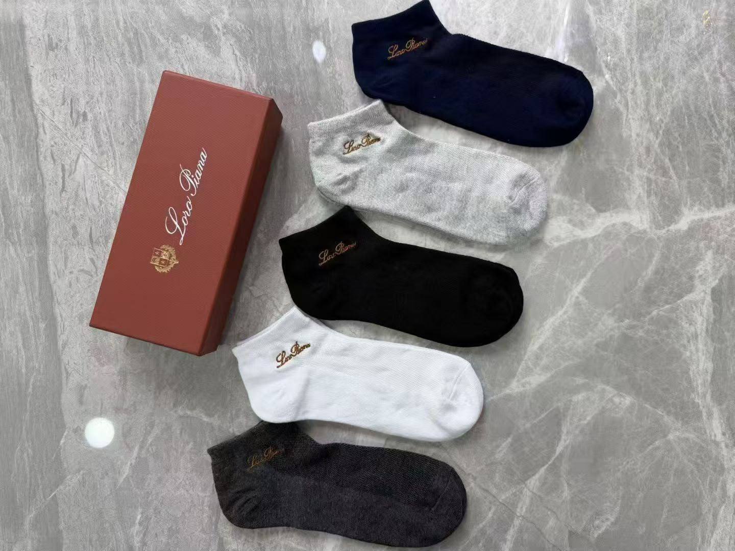 Socks
With box 
45 dhs✅
Inside box…5pc

Zain93
♥️♥️♥️