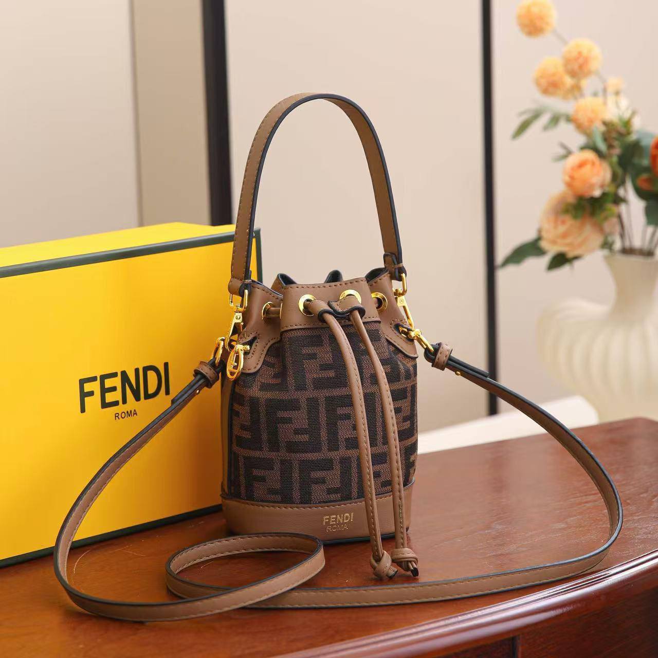🌹 Fendi Mon Tresor
1⃣️ First quality +🎁
size : 19 * 14 * 10 cm
90 dhs❤️
with box 🎁

Zain115
♥️♥️♥️