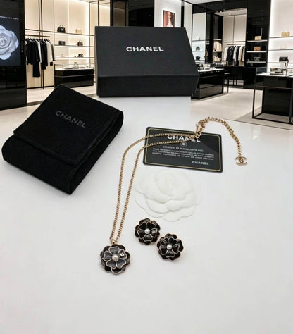 CHANEL❤️‍🔥*
Necklace 🦋
Earring✨
Master quality 💯
With normal boxes 🗃️ 
100 dhs✅
With master box 📦 
130 dhs✅

Zain216
♥️♥️♥️