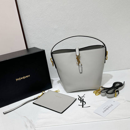 YSL
95 dhs💓

with box
🎁🎁🎁

size 25×13×19cm

Zain42
♥️♥️♥️