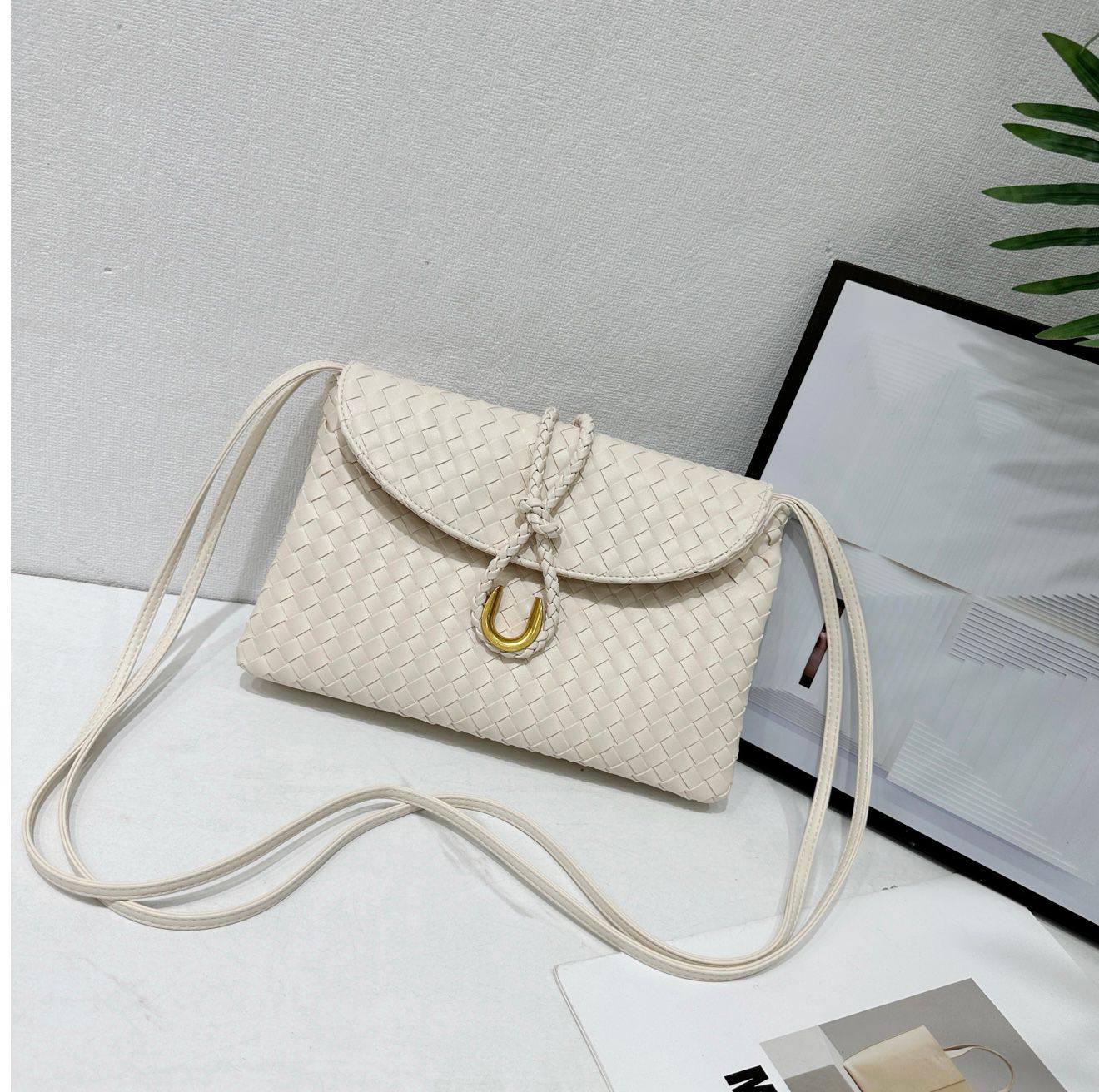 Bottega

95 dhs❣️ 
with box
🎁🎁🎁

Zain38
♥️♥️♥️