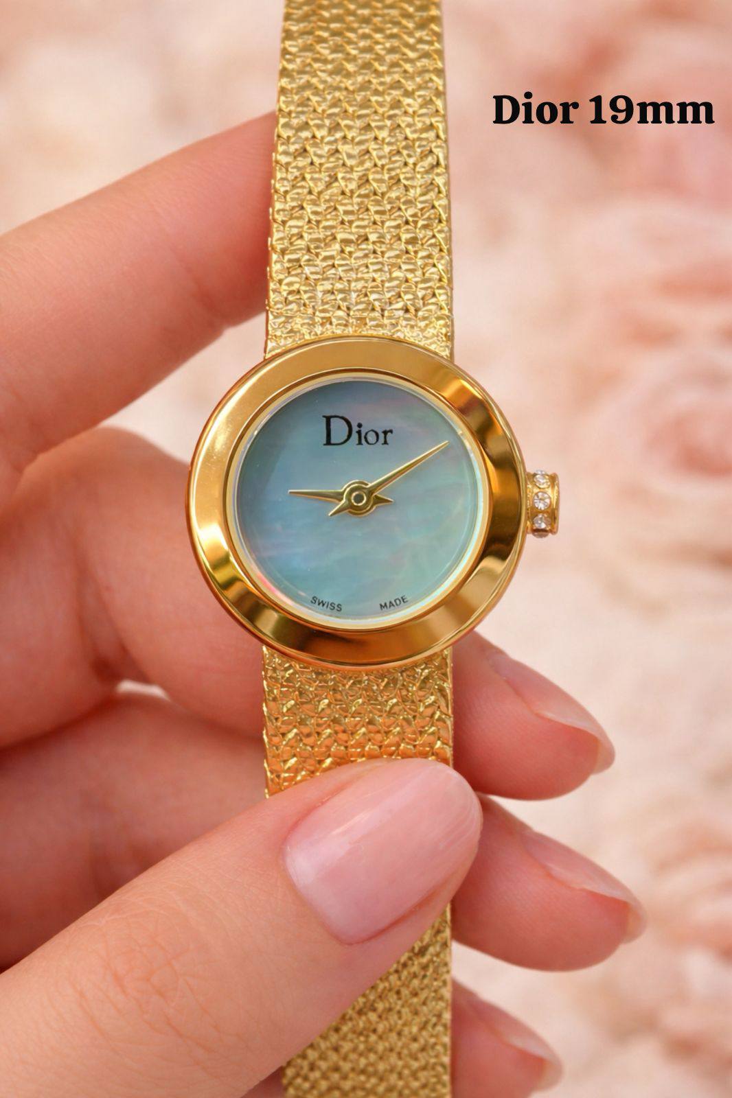 Dior mini size watch for ladies good quality 
170 dhs🌺
 (size 19mm)

Zain59
♥️♥️♥️