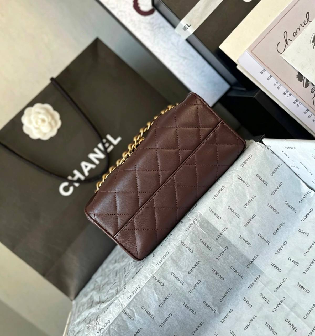 CHANEL 
GOOD QUALITY 
MINI SIZE WITH BOX 
130 dhs🇦🇪🇦🇪
Size: 20 cm

Zain295
♥️♥️♥️