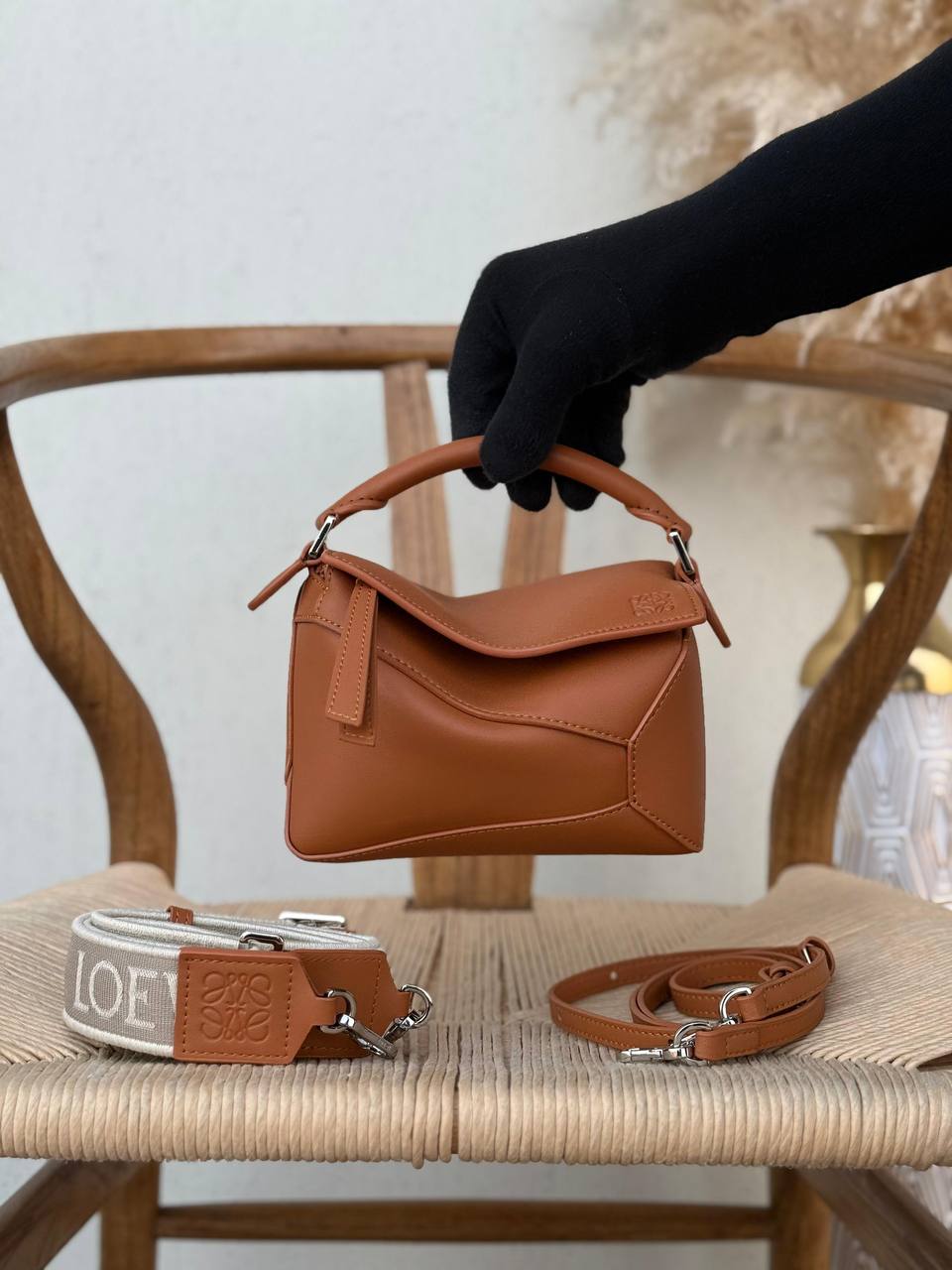 LOEWE

18cm

340 dhs🪙🌨️
Top quality 

With box🎁

Zain167
♥️♥️♥️