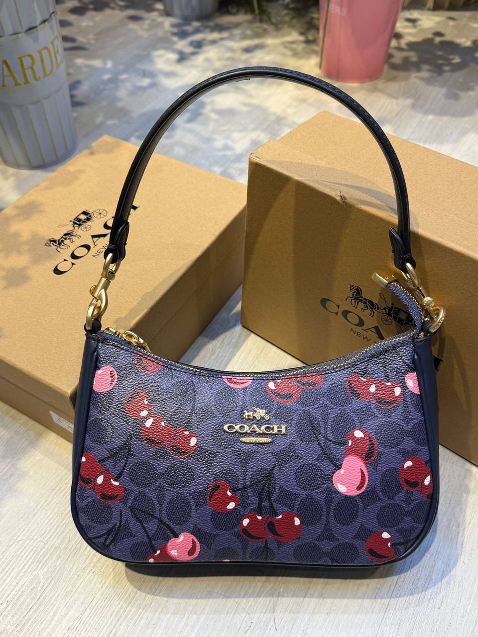 Coach tery 

25cm
95 dhs💓

with box
🎁🎁🎁

with cherry 🍒
115 dhs💓

Zain44
♥️♥️♥️