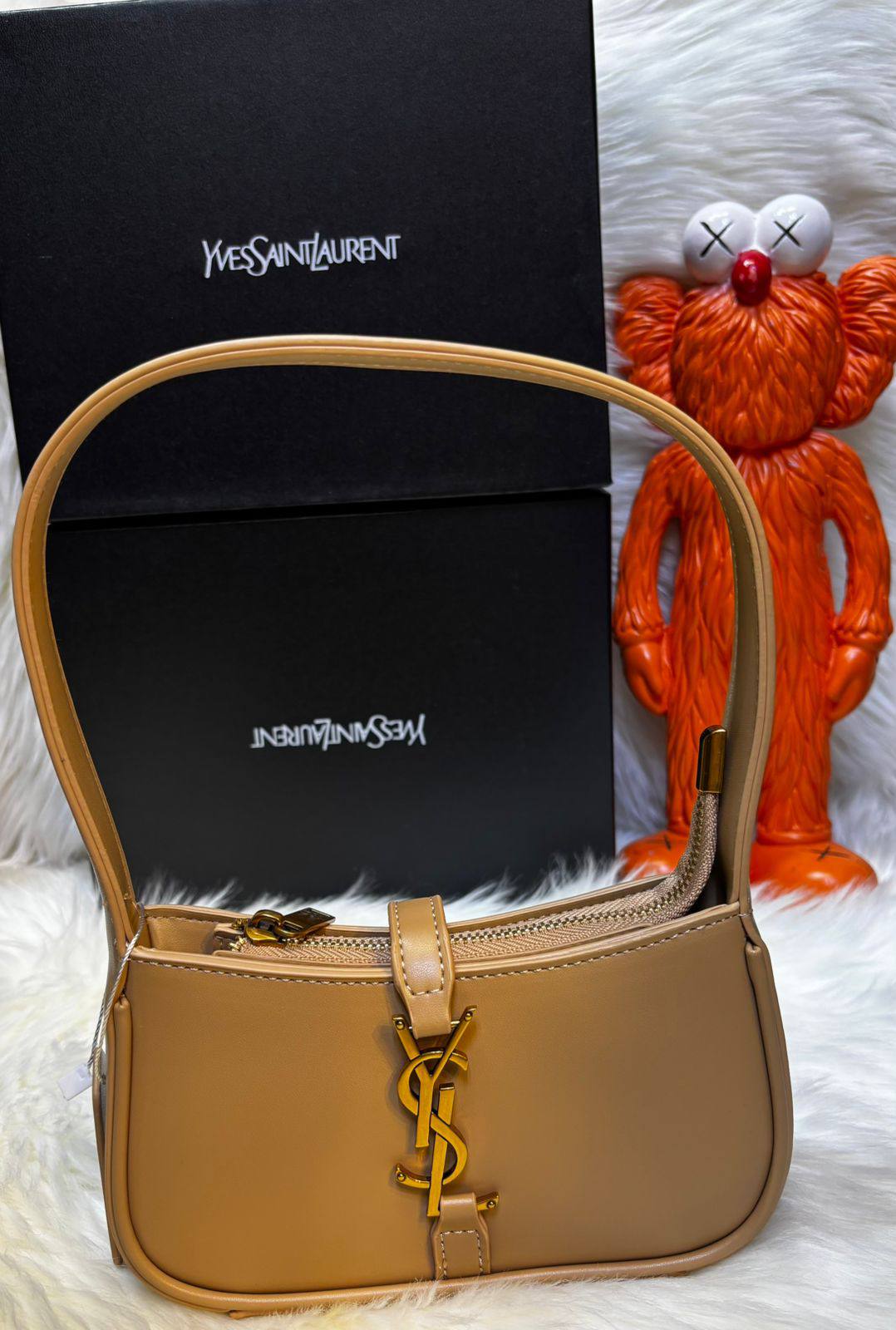 coach model, 
good quality, 

comes with box, 
🎁🎁🎁

size... 25 * 14 cm
90 dhs❣️

Zain12
♥️♥️♥️
