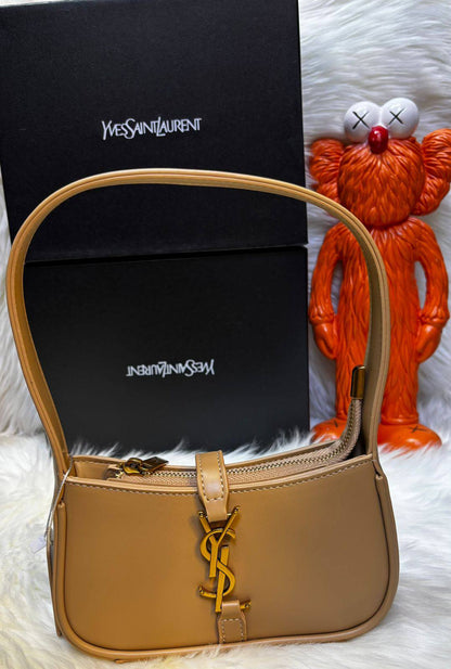 coach model, 
good quality, 

comes with box, 
🎁🎁🎁

size... 25 * 14 cm
90 dhs❣️

Zain12
♥️♥️♥️