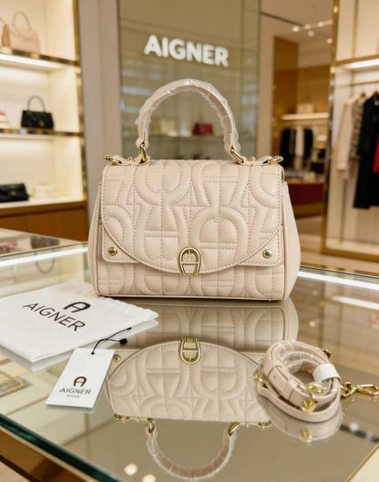 Aigner
95 dhs🇦🇪
with box
🎁🎁🎁

Size:24*18*11

Zain07
♥️♥️♥️