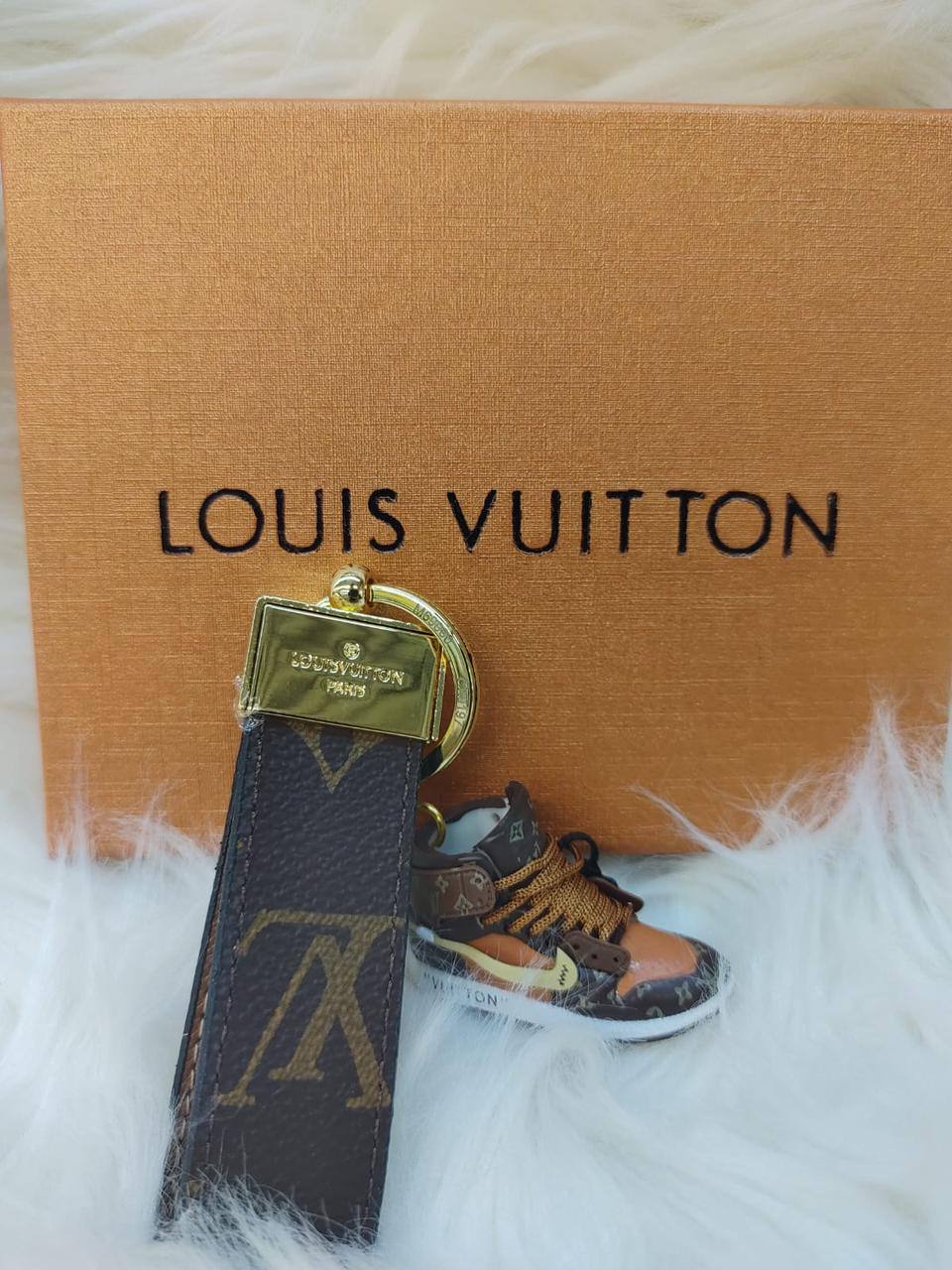 LV key holders & bags charm accessories
All sizes price 
55 dhs✅

Zain88
♥️♥️♥️
