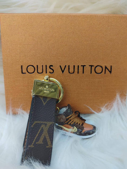 LV key holders & bags charm accessories
All sizes price 
55 dhs✅

Zain88
♥️♥️♥️