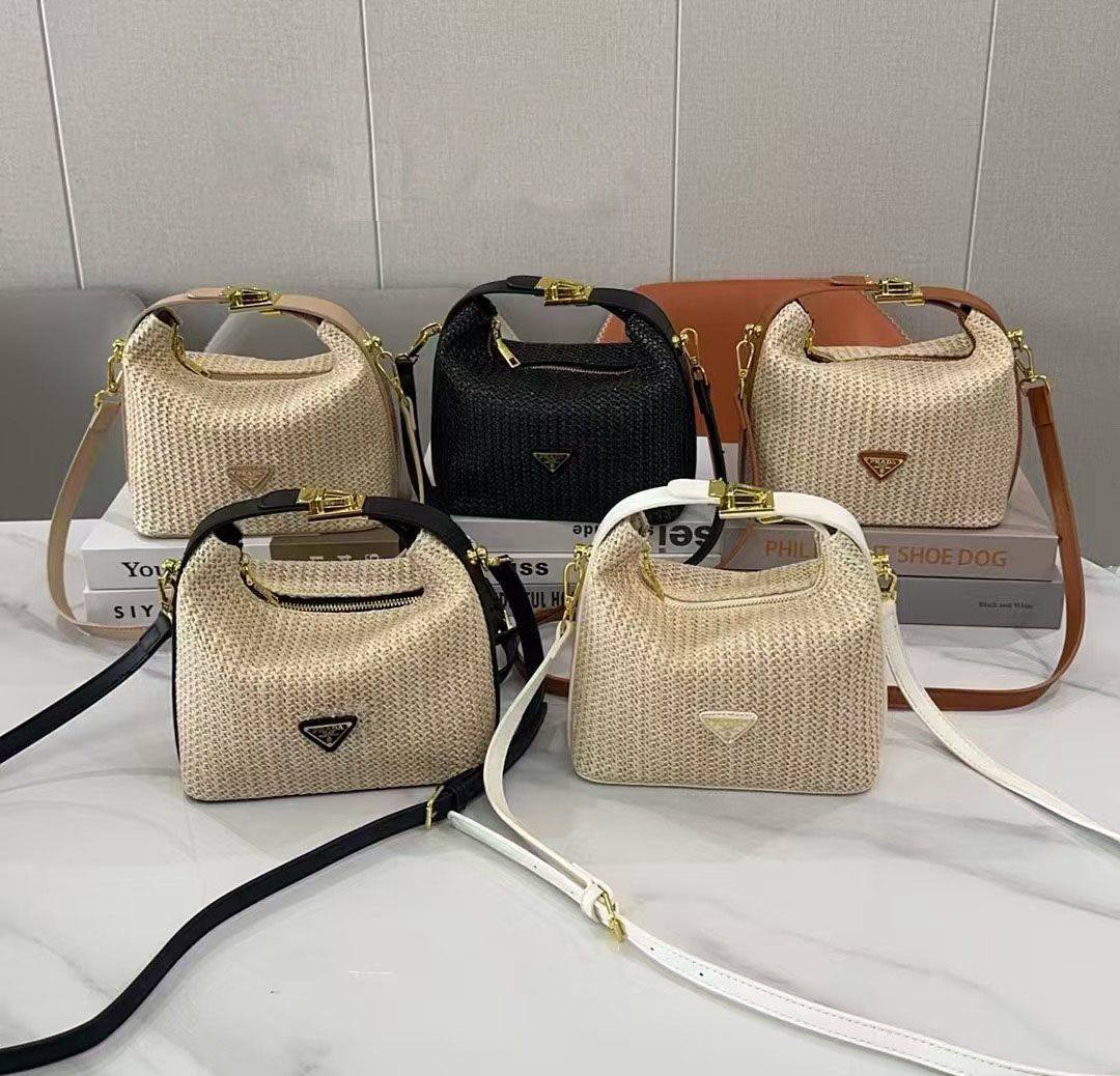 Prada
Best quality

With box’s
🎁🎁🎁

95 dhs🇦🇪
size 22cm

Zain158
♥️♥️♥️