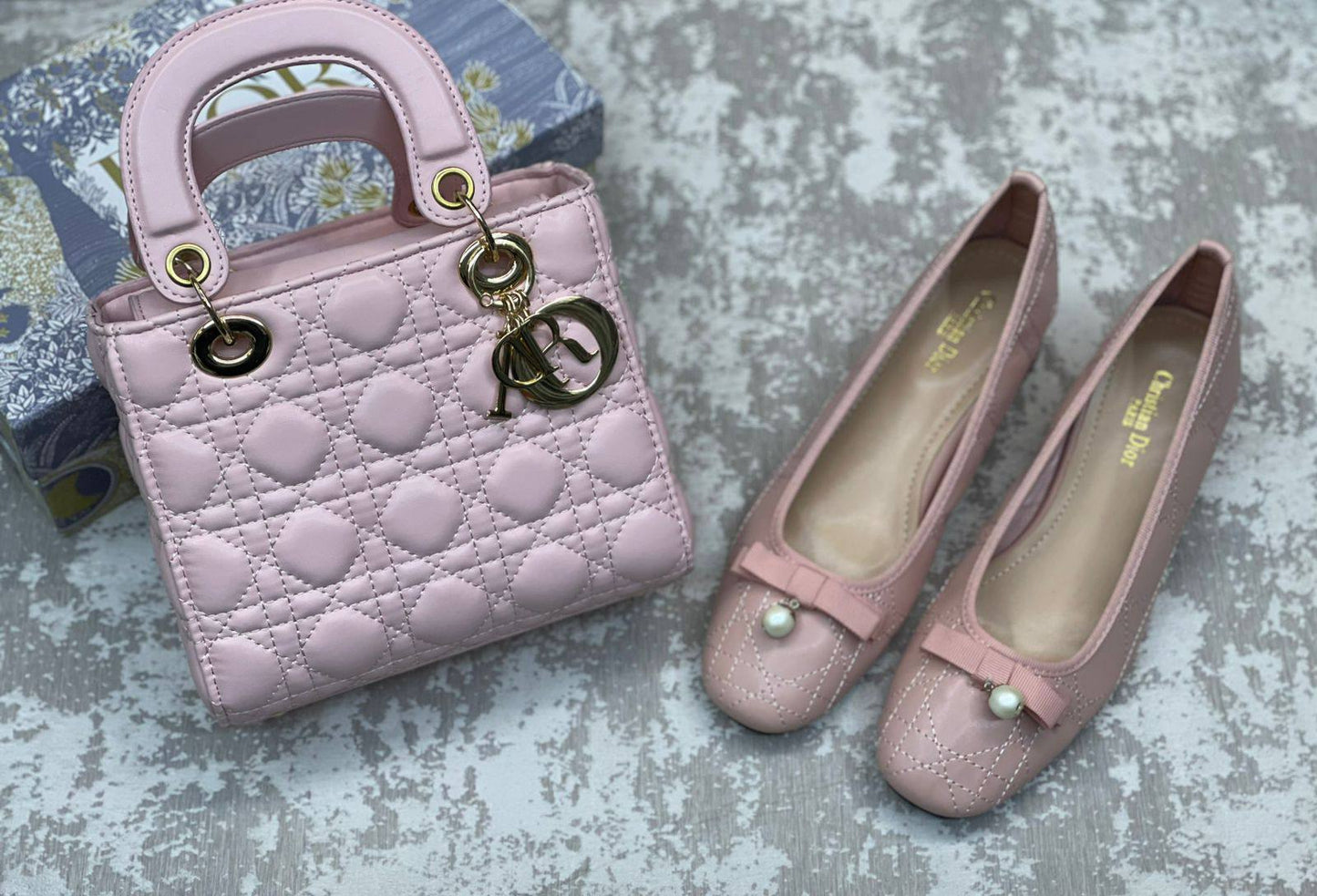 Dior
Bag&shoes. Set.  
170 dhs❣️

Zain175
♥️♥️♥️