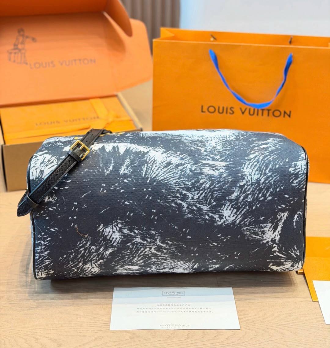 LOUIS VUITTON 

TRAVLLING  BAG


NEW DESIGN 

MASTER QUALITY 

250 DHS……(with leather)

Zain295
♥️♥️♥️