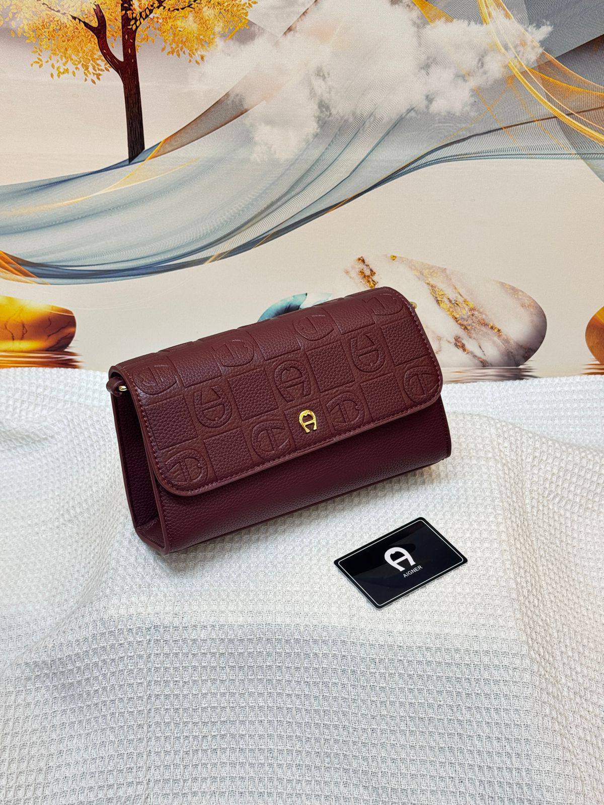 Aigner
Best quality 

with box’s 
🎁🎁🎁

100 dhs💓
size 24 cm

Zain175
♥️♥️♥️