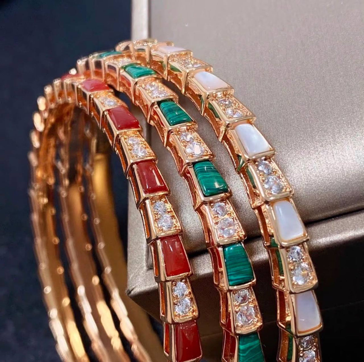 Bulgari bangle
Master quality 

85 dhs🇦🇪 normal box 📦

Zain48
♥️♥️♥️
