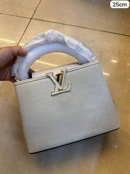 LV 

1️⃣ First Quality +🎁
Size : 25 ~ 21 * 15 cm
100 dhs🇦🇪🇦🇪

with box🎁

Zain115
♥️♥️♥️