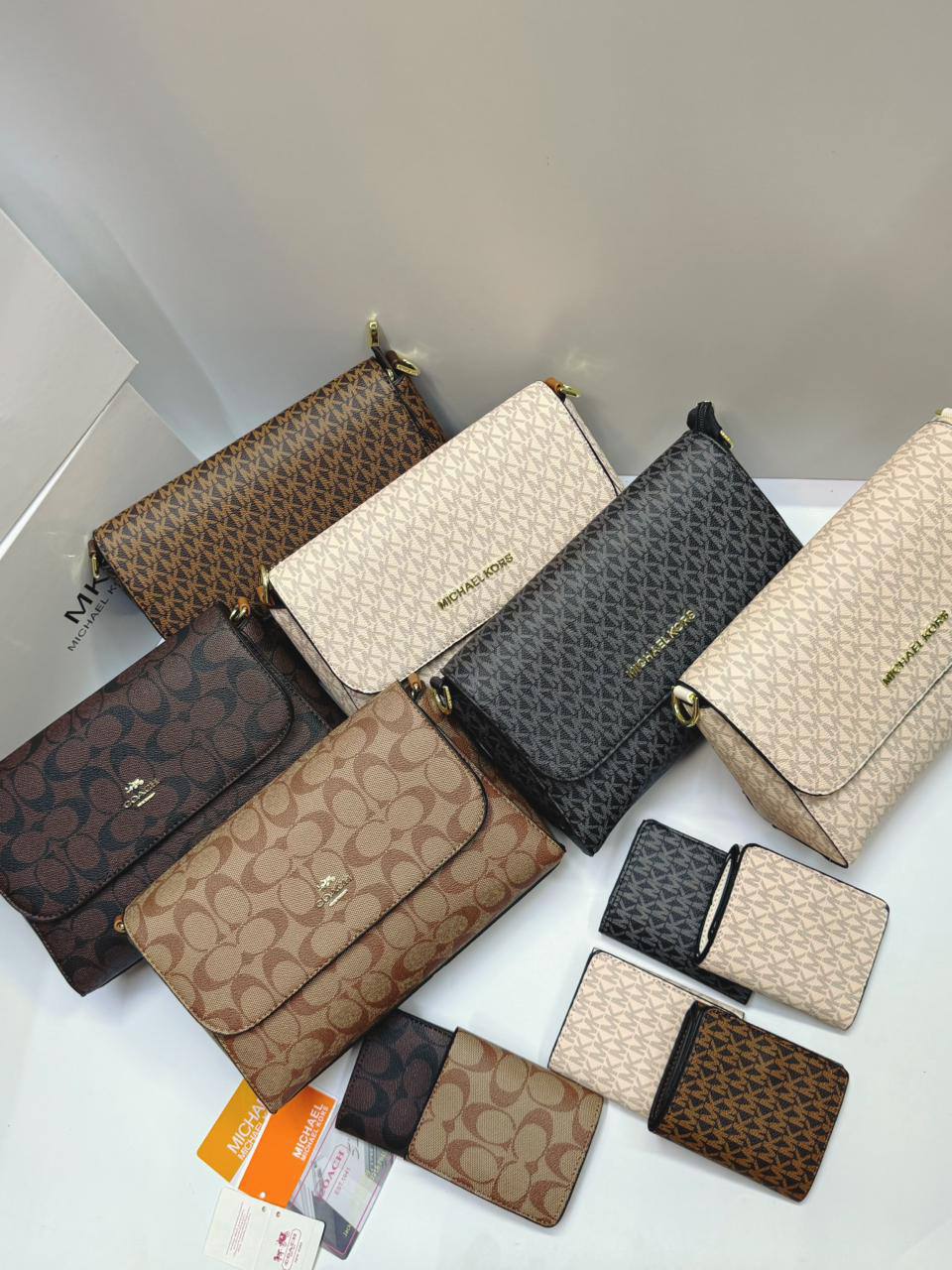 Coach

90 dhs💓

size：24cm

High-quality 


with box
🎁🎁🎁

Zain35
♥️♥️♥️