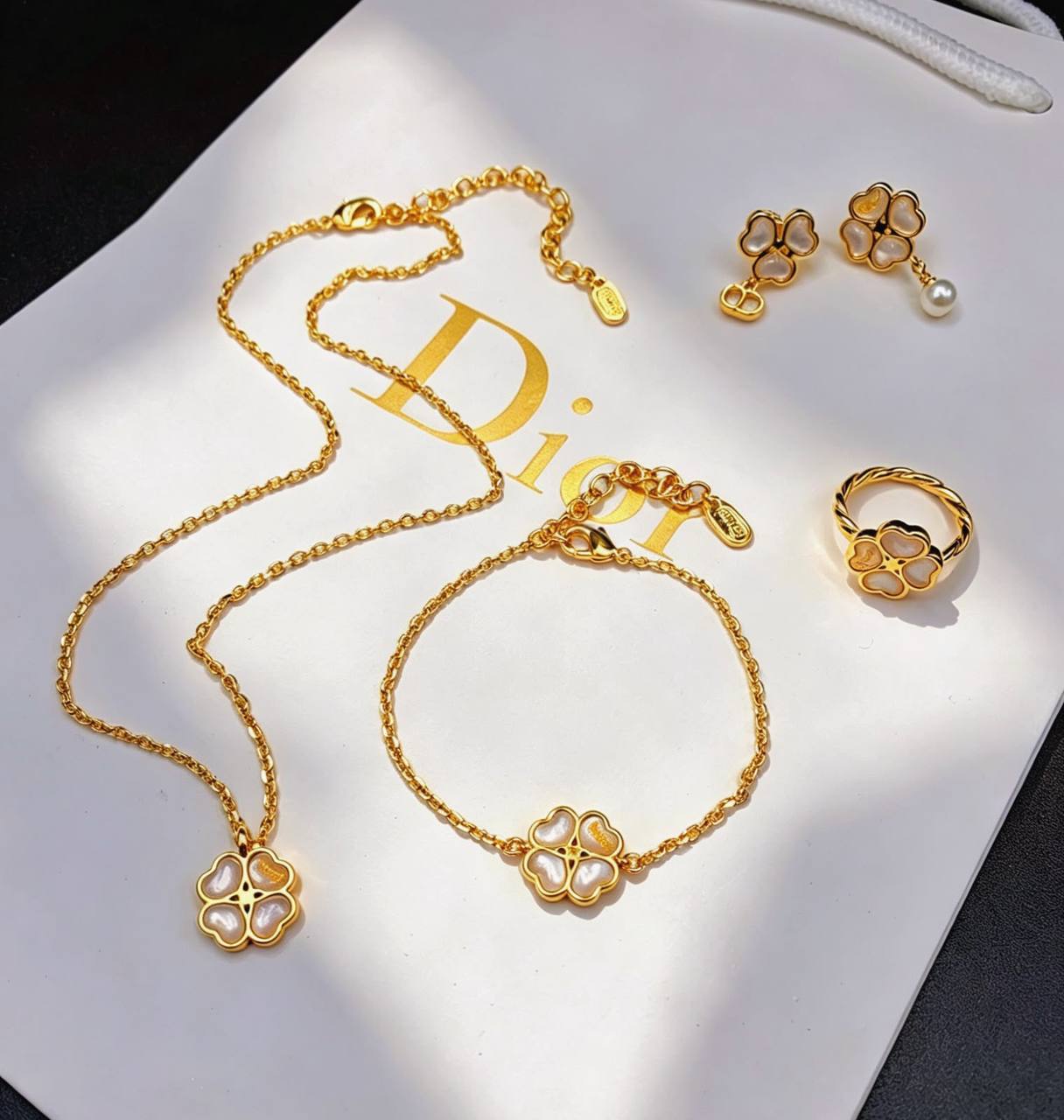 DIOR SET 
MASTER💫✨
NECKLACE
BRACELET
EARRING
RING
190 DHS💓
WITH BOX AND PAPER BAG🎁🛍️

Zain89
♥️♥️♥️