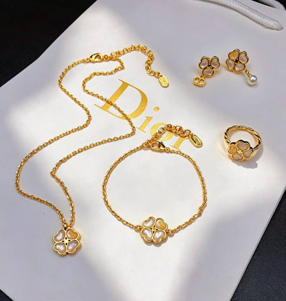 DIOR SET 
MASTER💫✨
NECKLACE
BRACELET
EARRING
RING
190 DHS💓
WITH BOX AND PAPER BAG🎁🛍️

Zain89
♥️♥️♥️