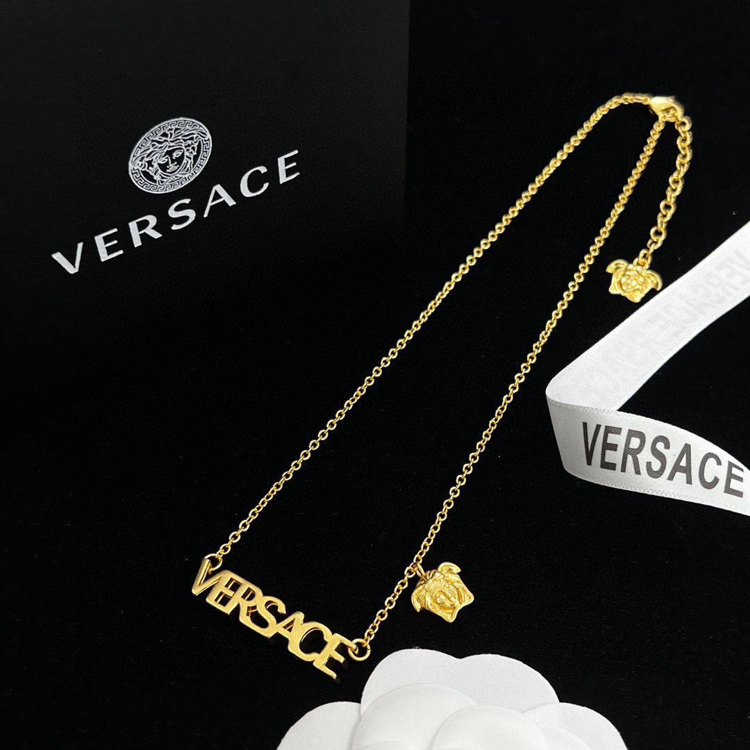VERSACE 💫  *OFFER*
    _*Necklace*_📿

45 dhs🪙🌨️
*WITH NORMAL BOX AND 
PAPER BAG*📦
🎁🎁🎁

Zain89
♥️♥️♥️