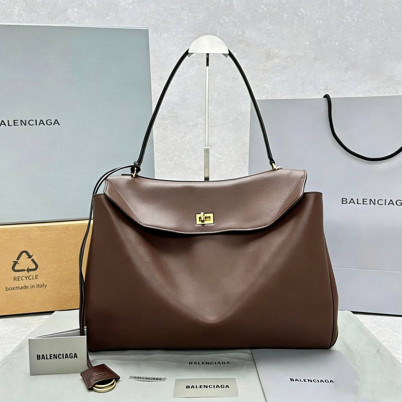 BALENCIAGA 
HIGH QUALITY 
140 dhs✅

Zain295
♥️♥️♥️