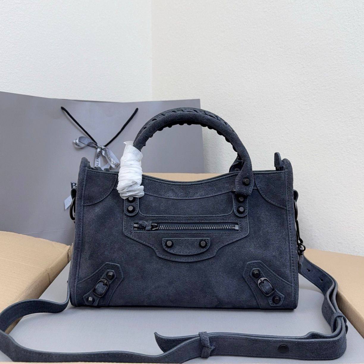 BALENCIAGA 
HIGH QUALITY
140 dhs✅

Zain39
♥️♥️♥️