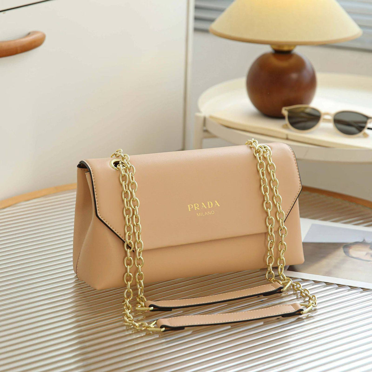 PRADA

 NEW CAME 
GOOD QUALITY 
WITH BOX 
95 dhs🇦🇪🇦🇪

Zain295
Zain39
Zain17
♥️♥️♥️