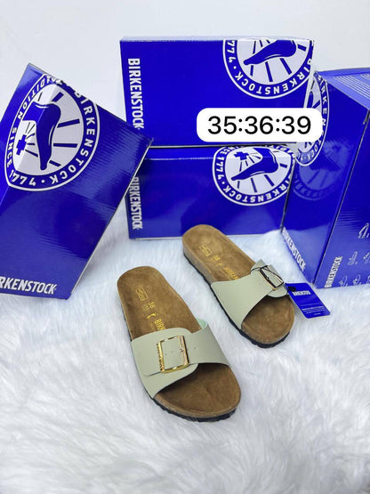 BRIKENSTOCK 

SIZE mention on picture 
105 dhs🇦🇪🇦🇪

Zain21
♥️♥️♥️