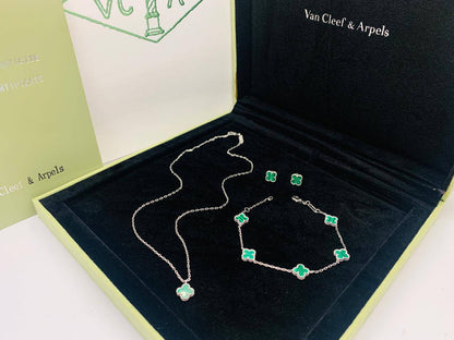 VANCLEAF MINI

SET MASTER
NECKLACE BRACELET EARRINGS
WITH GOOD BOX AND PAPER BAG🛍️🎁
150 dhs🇦🇪🇦🇪

Zain89
♥️♥️♥️