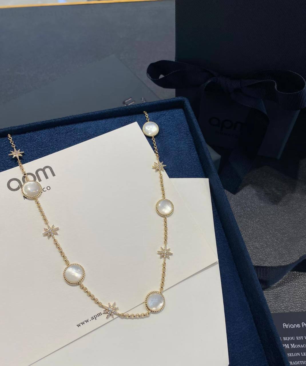 Apm SET ❤️‍🔥*
Necklace 🍁
Earring🔥
Bracelet 🌸
With normal boxes 📦 
200 dhs🪙🌨️
With master box 🗃️ 
220 dhs🪙🌨️

Zain216
♥️♥️♥️