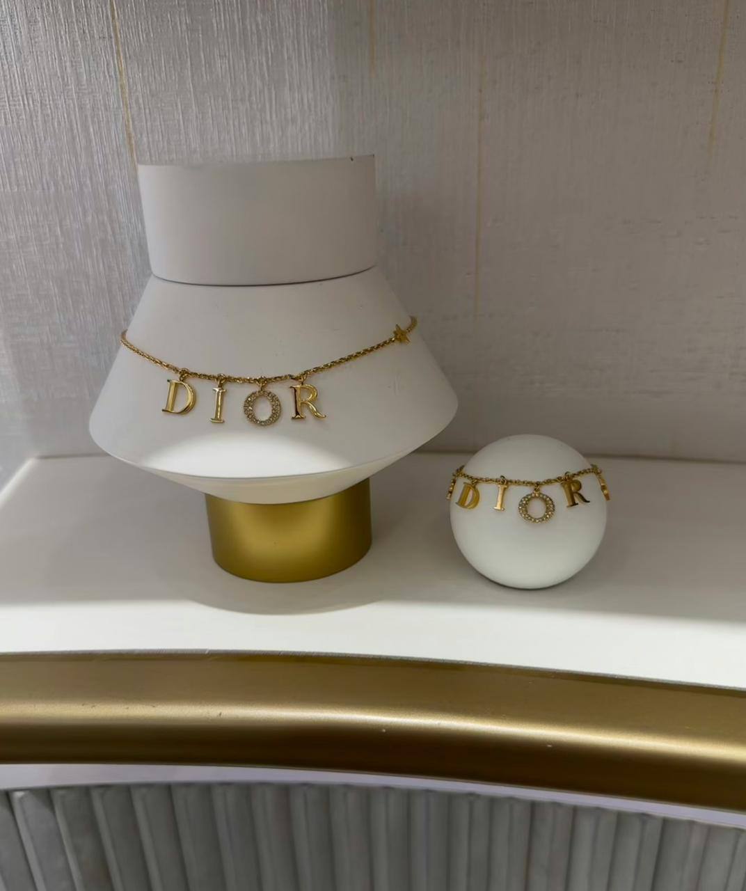 Dior Set* 🎊
Necklace 
Earrings 
Bracelet 
Master Quality 💎

130 dhs🪙🌨️
normal box 📦

Zain48
♥️♥️♥️