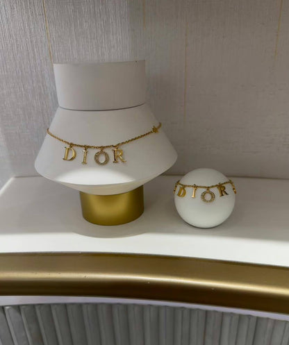 Dior Set* 🎊
Necklace 
Earrings 
Bracelet 
Master Quality 💎

130 dhs🪙🌨️
normal box 📦

Zain48
♥️♥️♥️