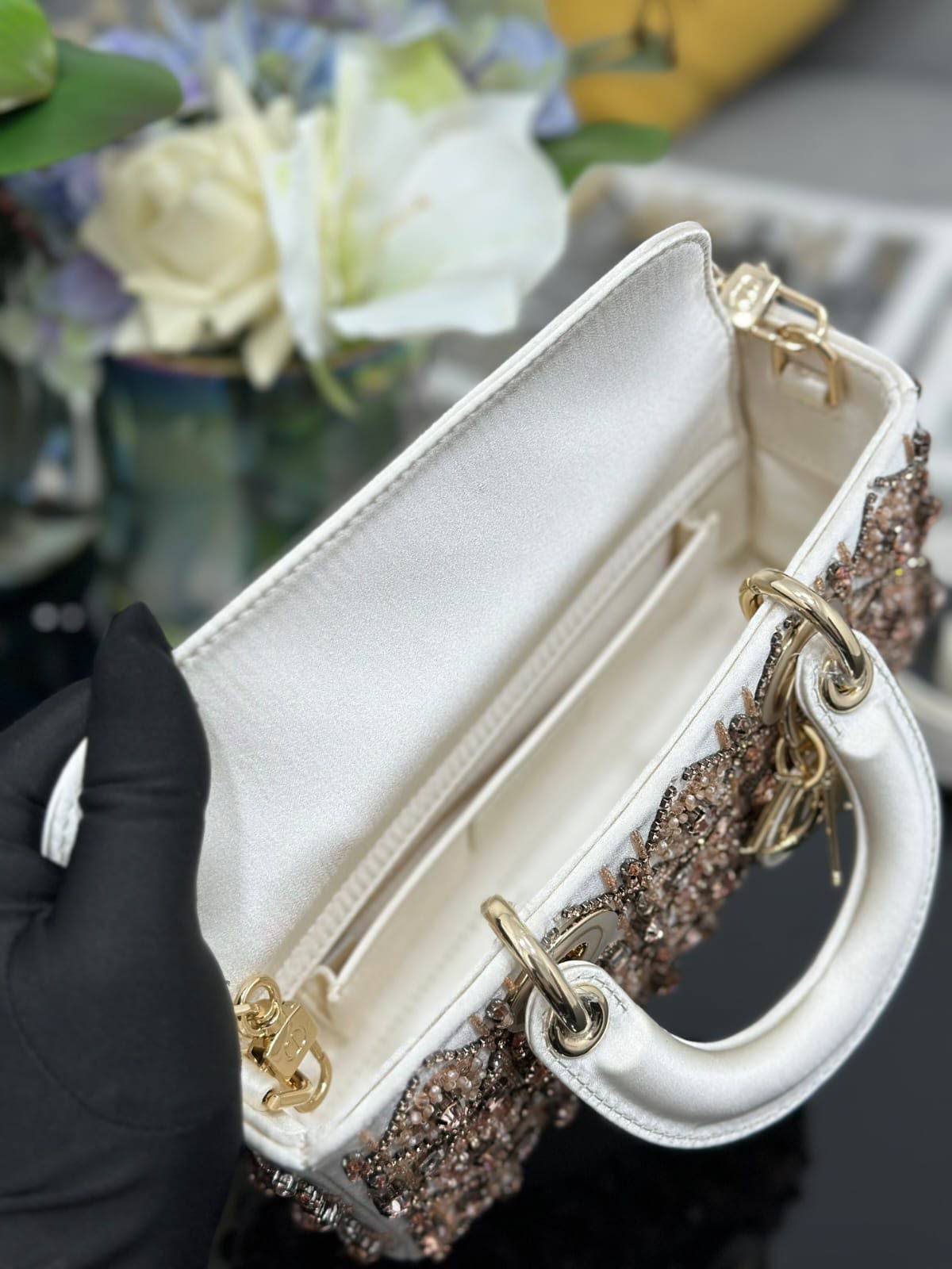 Lady Dior
*Size 17 cm*
For Price 👇 WhatsApp✅
0568585901 
0507557372
0552275751 Owner Zain 👌

Zain274
♥️♥️♥️