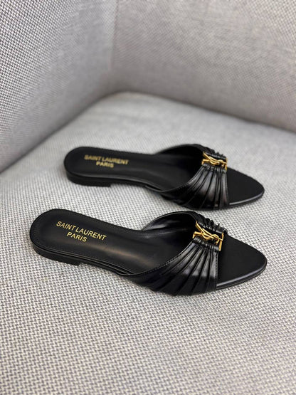 YSL
100 dhs✅
Size 36-42

Zain55
♥️♥️♥️