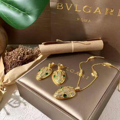 BVLGARI ❤️‍🔥*
Necklace 🦋
Earring ✨
Master quality 💯
With normal boxes 🗃️ 
120 dhs❣️
With master box 📦 
150 dhs❣️

Zain216
♥️♥️♥️