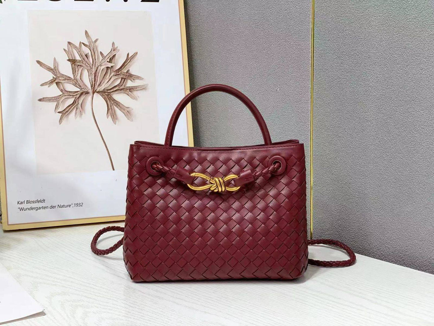 Bottega veneta  

with box 
🎁🎁🎁

100 dhs❤️

Zain177
♥️♥️♥️